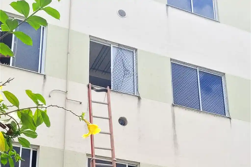 Panela causa princípio de incêndio em apartamento em Aracaju 1 Escada dos bombeiros colocada na parede do prédio que dá acesso a um apartamento onde foi registrado princípio de incêndio