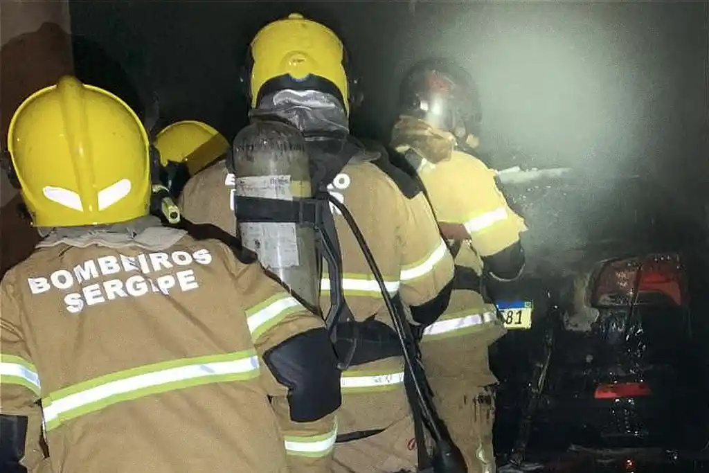 Incêndio em Aracaju atinge imóveis e deixa 6 feridos 1 Bombeiros combatem incêndio em uma edificação no bairro Industrial em Aracaju