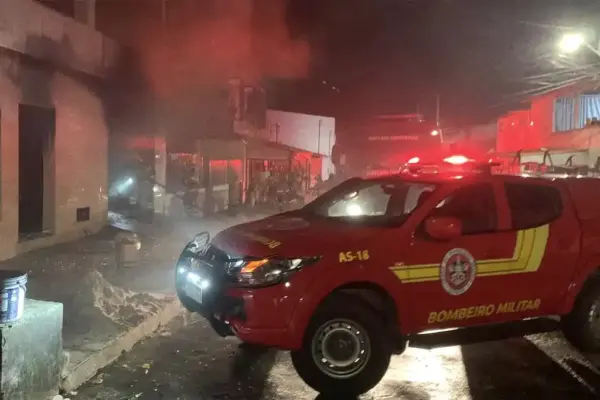 Incêndio em Aracaju atinge imóveis no bairro Insdustrial e deixa seis feridos