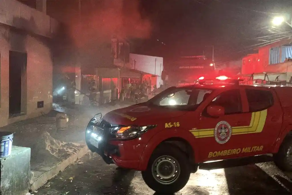 Incêndio em Aracaju atinge imóveis e deixa 6 feridos 2 Incêndio em Aracaju atinge imóveis no bairro Insdustrial e deixa seis feridos