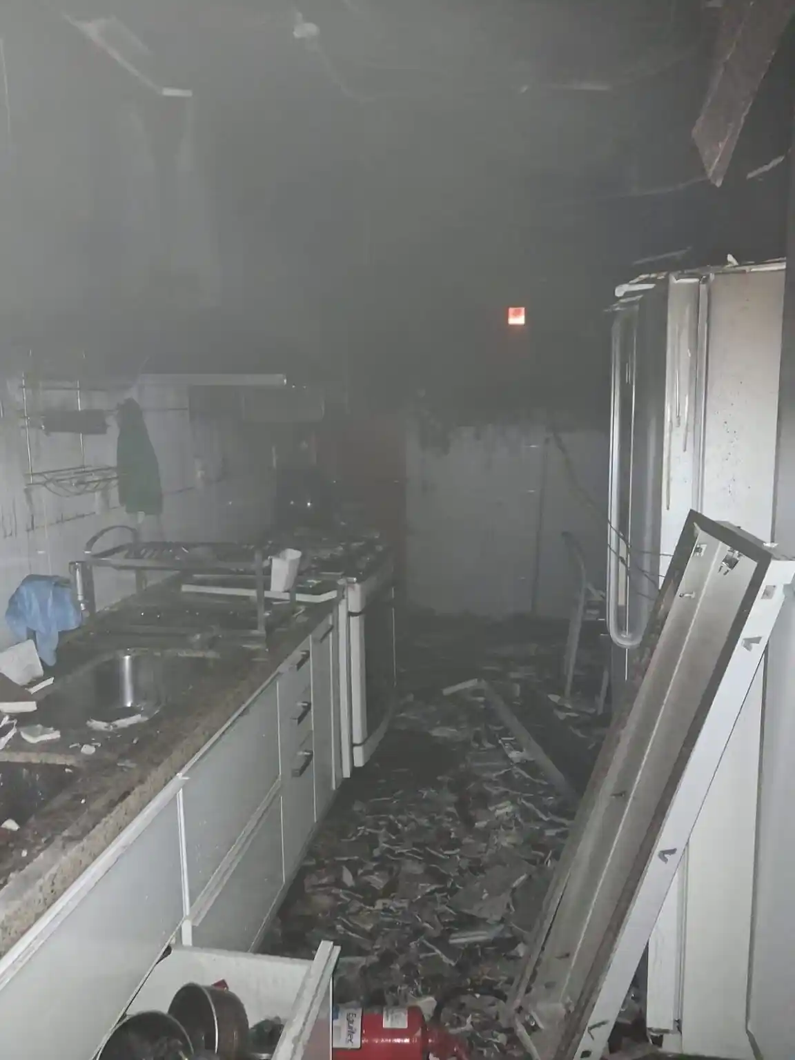 Cozinha destruída após incêndio atingir apartamento no bairro Jardins em Aracaju