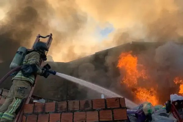 Bombeiro combate incêndio em galpão de recicláveis no bairro América, em Aracaju