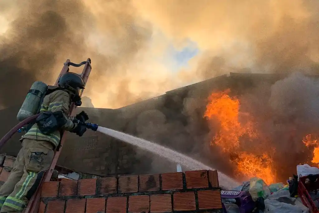 Incêndio destrói galpão de recicláveis em Aracaju 1 Bombeiro combate incêndio em galpão de recicláveis no bairro América, em Aracaju
