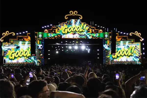 Multidão assistindo ao jogo do Brasil no Arraiá do Povo 2026