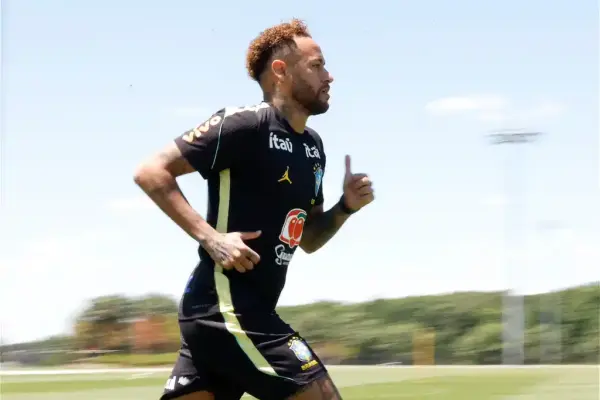 Neymar, correndo, volta a treinar com grupo, a 2 dias de Brasil x Haiti