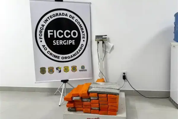 FICCO/SE flagra aproximadamente 52 kg de maconha dentro de veículo no centro de Aracaju