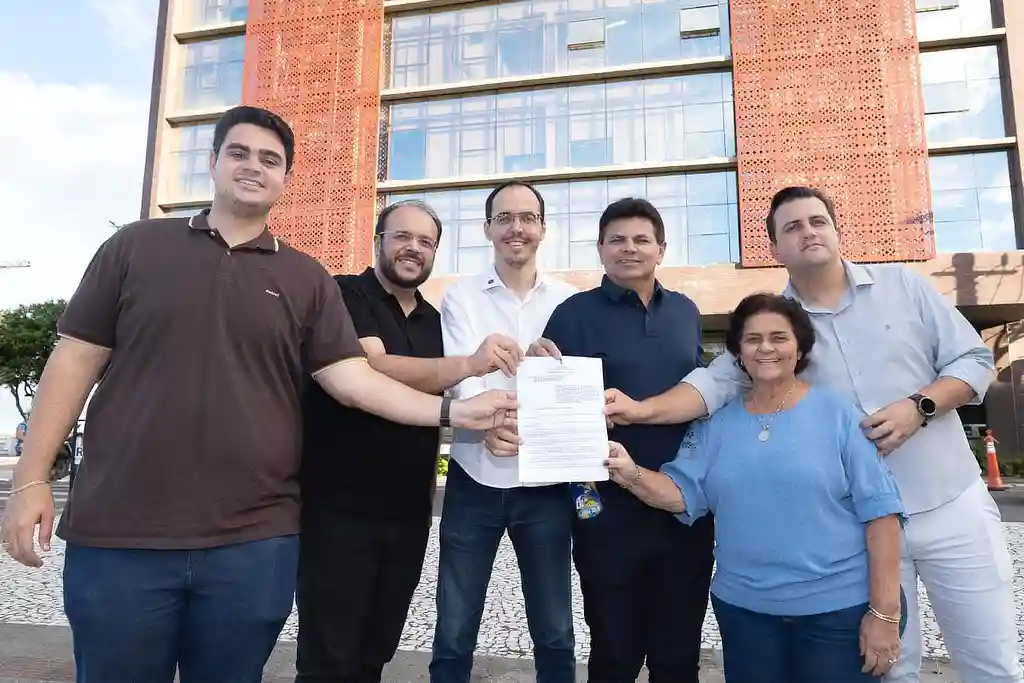 Valmir articula derrubada da taxa de água em Sergipe 1 Pré-candidato ao governo, Valmir de Francisquinho reúne parlamentares em torno de projeto que visa derrubar a cobrança da taxa de água em Sergipe