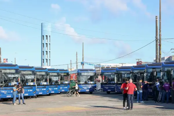 Prefeitura de Aracaju entrega 15 novos ônibus elétricos