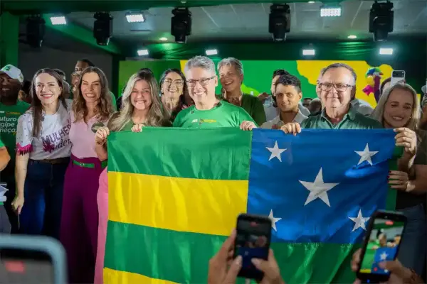 MDB Sergipe oficializa o nome de Alessandro Vieira e escolhe esposa do prefeito de Socorro como suplente ao Senado