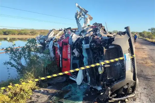 Colisão entre ambulância do Samu e caminhão mata dois em Sergipe