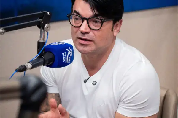Delegado André David durante entrevista à uma emissora de rádio em Sergipe