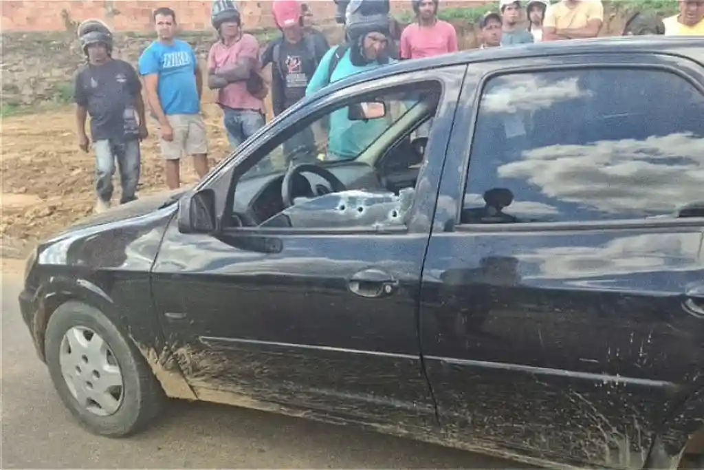 Carro perfurado por balas de arma de fogo em atentado no Alto Sertão de Sergipe onde vitimou um casal