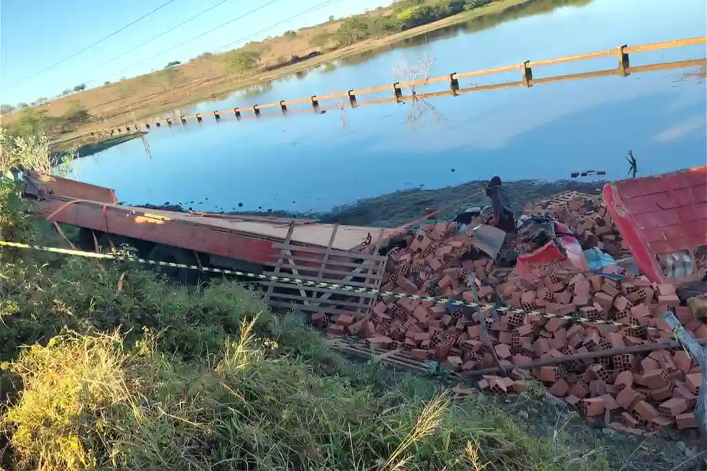 Colisão entre ambulância do Samu e caminhão mata 2 em Sergipe 2 Colisão entre ambulância do Samu e caminhão mata dois em Sergipe