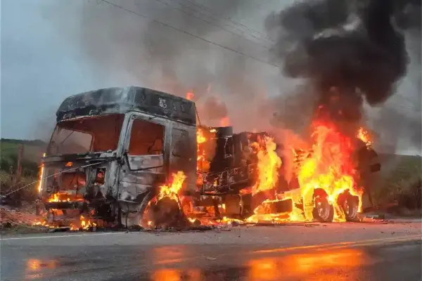 Imagem mostra caminhão totalmente tomado pelas chamas em rodovia de Sergipe