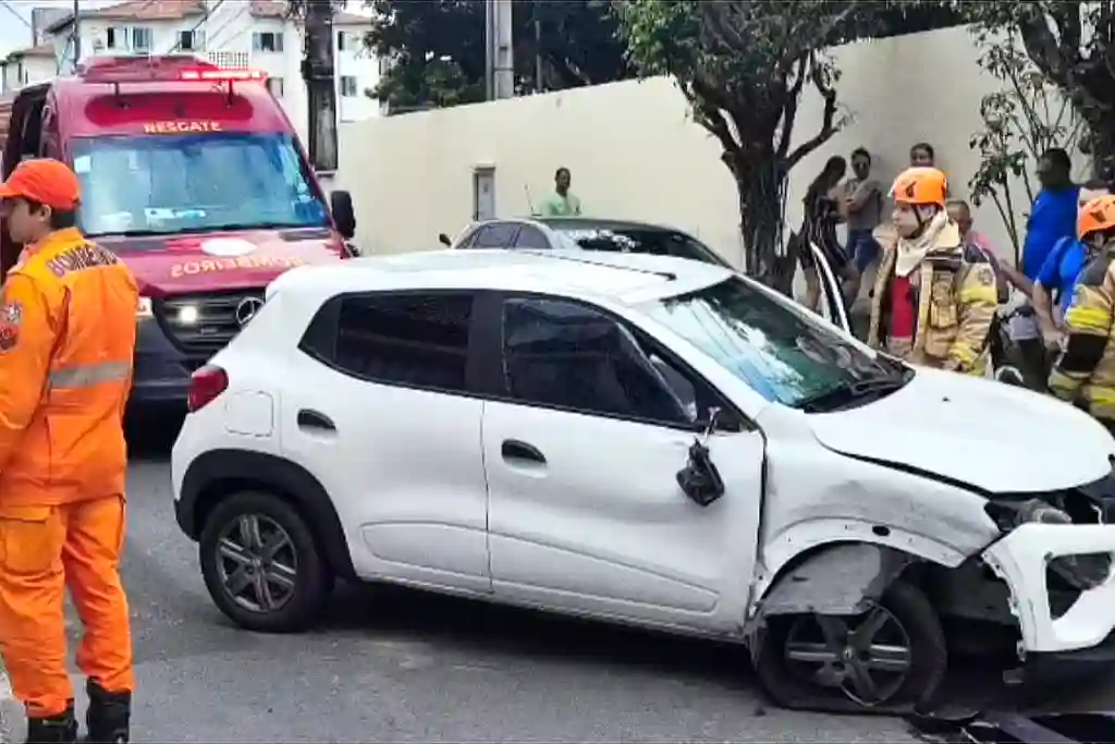 Mulher capota carro e fica presa por airbag em Aracaju