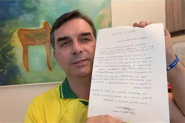 Flávio Bolsonaro exibe nas redes sociais carta escrita pelo pai