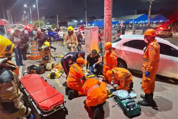 Ciclistas são atropelados e motorista tenta fugir em Aracaju. Na imagem, equipe do corpo de bombeiros socorrem as vítimas
