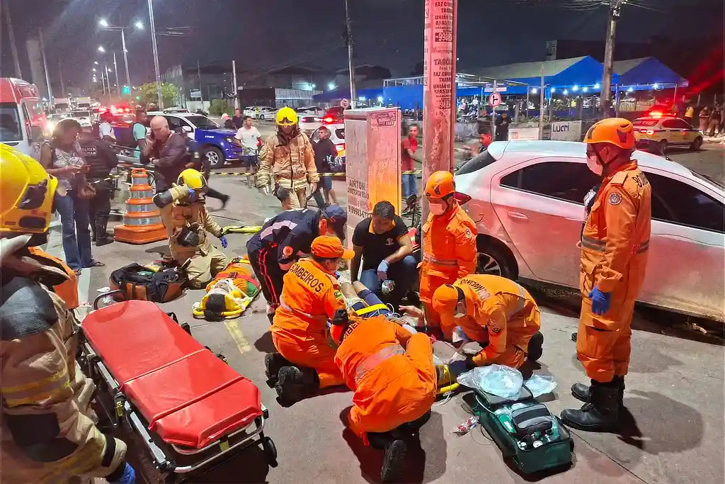 Ciclistas são atropelados e motorista tenta fugir em Aracaju. Na imagem, equipe do corpo de bombeiros socorrem as vítimas