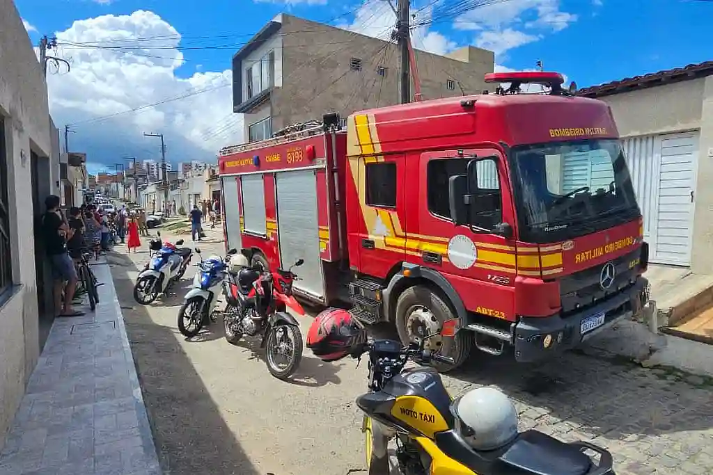 Viatura do Bombeiros no local onde trabalhador morreu eletrocutado em Lagarto; outro caiu do 2º andar