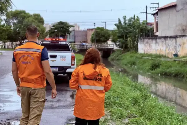 Agentes da Defesa Civil de Aracaju durante monitoramento de chuvas na capital sergipana