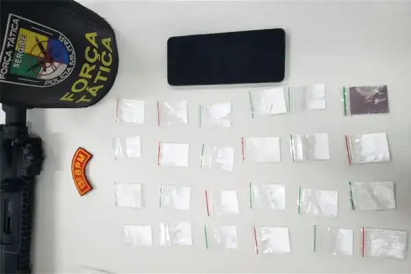 Drogas e celular apreendidos pela com suspeito de tráfico na Zona Sul de Aracaju