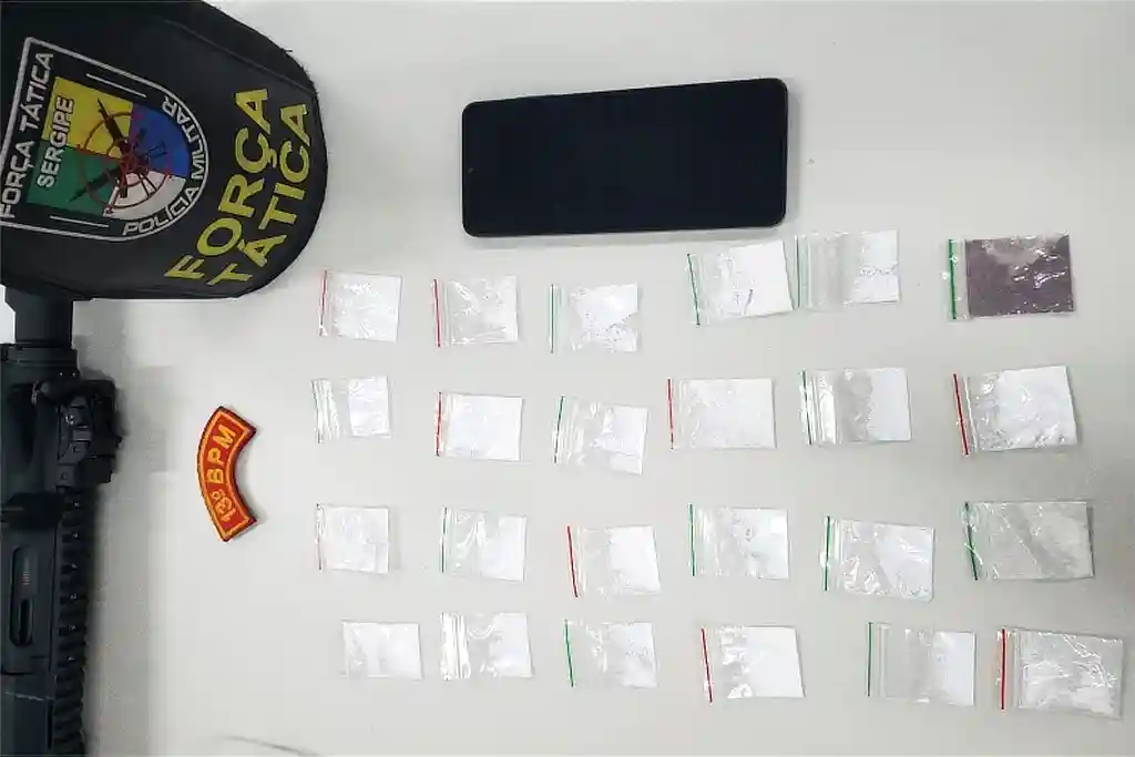 PM prende suspeito de tráfico na Zona Sul de Aracaju 1 Drogas e celular apreendidos pela com suspeito de tráfico na Zona Sul de Aracaju