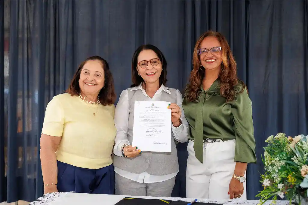 Prefeita lança Bolsa Aju e reajuste ao magistério em Aracaju 1 Prefeita Emília Corrêa ao lado da secretária Edna Amorim e da diretora Izabel Cristina, lança Bolsa Aju e reajuste ao magistério em Aracaju
