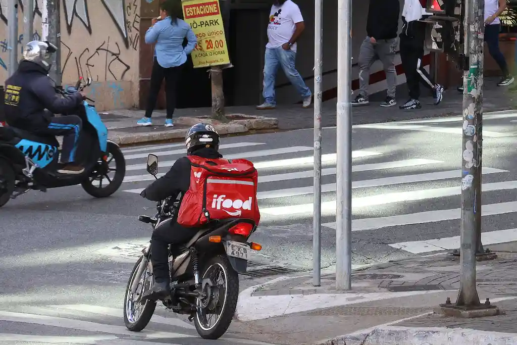 Motociclista entregador de motoapp iFood