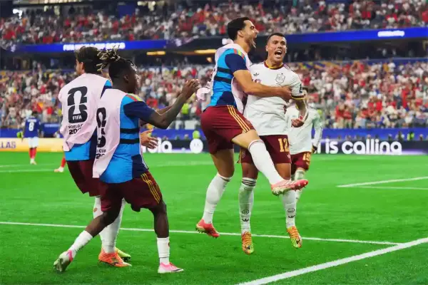 Lateral-direito Pedro Porro comemora gol pela Espanha na semi-final da Copa 2026