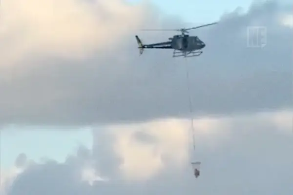 Helicóptero do GTA GTA de Sergipe resgatando kitesurfista em alto-mar