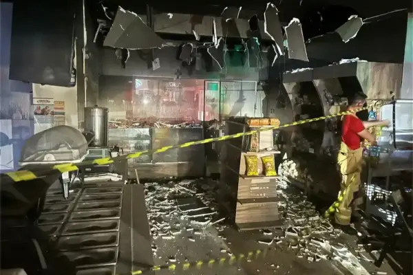 Imagem do interior de uma padaria que pegou fogo em Itabaiana