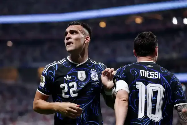 Lautaro Martínez e Messi em partida contra a Inglaterra na semifinal da Copa do Mundo 2026