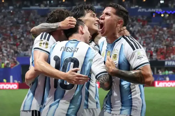 Messi comemora com jogadores argentinos classificação para as quartas de final da Copa 2026