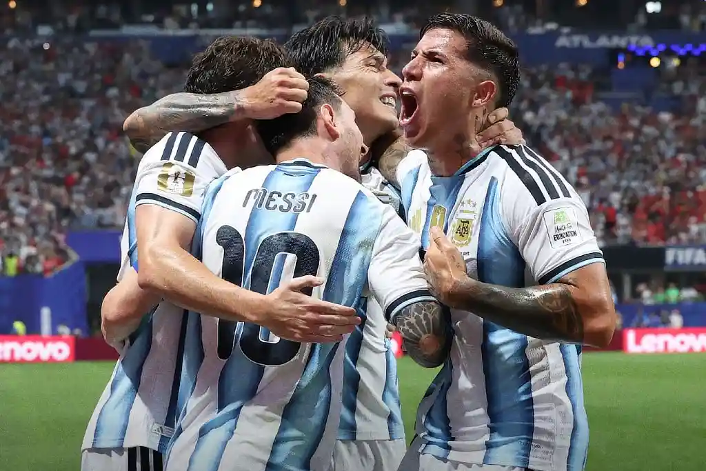 Argentina vira sobre o Egito e mantém vivo o sonho do tetra 1 Messi comemora com jogadores argentinos classificação para as quartas de final da Copa 2026