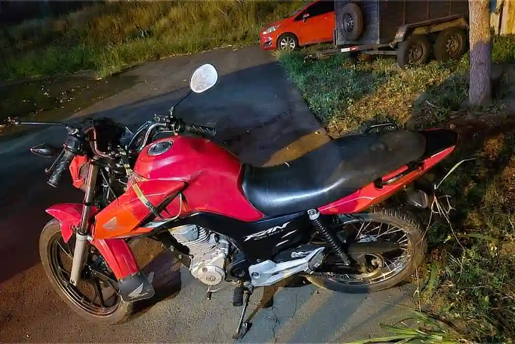 Mulher morre em acidente de moto no interior de Sergipe 1 Imagem de uma motocicleta vermelha envolvida num acidente que vitimou uma mulher no interior de Sergipe