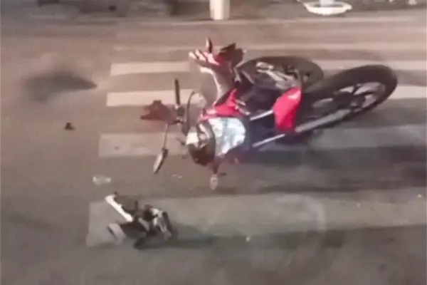Carro atinge moto e arrasta motociclista por 250m em Aracaju