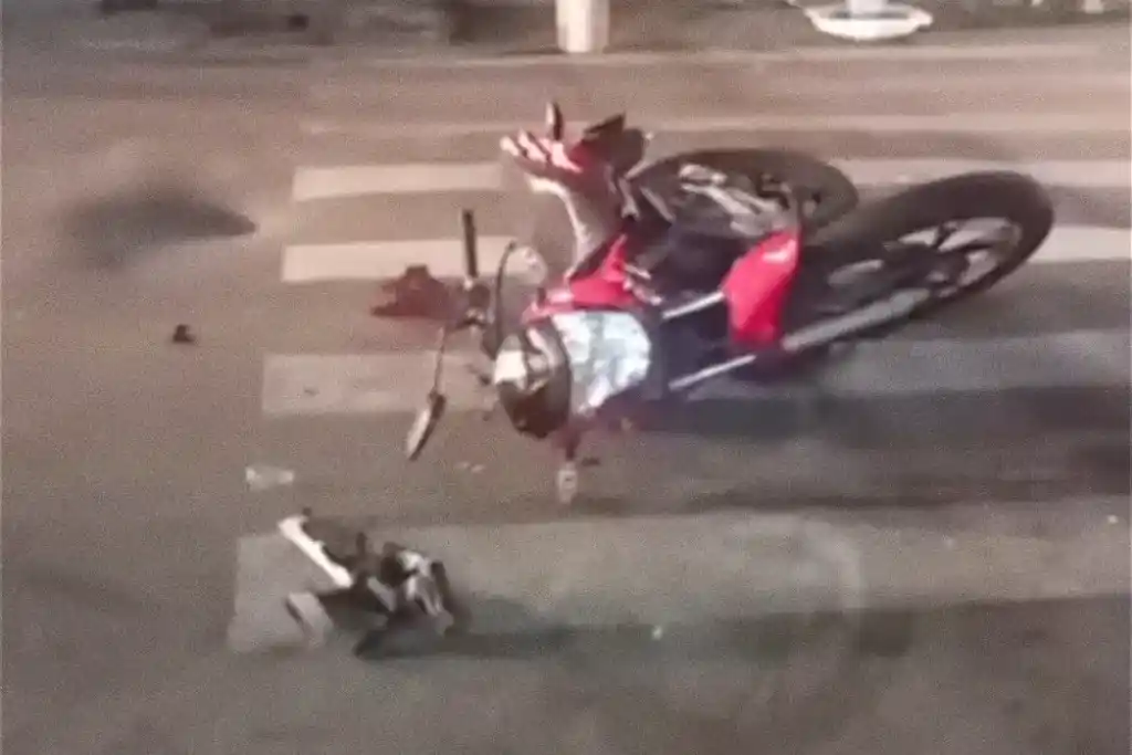 Carro atinge moto e arrasta motociclista por 250m em Aracaju