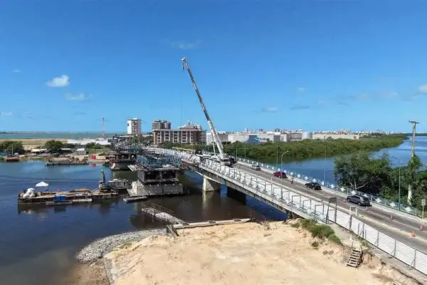 Imagem das obras de duplicação da ponte do RioMar em Aracaju