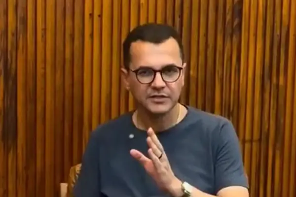 Padre de Aracaju, Marcelo Conceição, convida jovens para missa com pulseira para solteiros