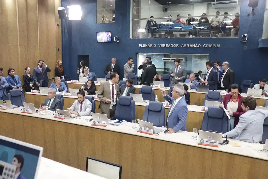 Câmara de Aracaju aprova LDO 2027 com receita de R$ 4 bi 1 Vereadores durante sessão na Câmara Municipal de Aracaju