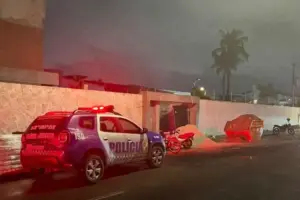 Viatura da Polícia Militar de Sergipe estacionada em frente à uma residência no bairro Coroa do Meio, em Aracaju
