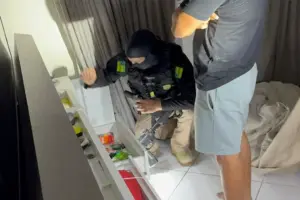 Policial Civil durante operação que mira esquema de apostas ilegais em Sergipe