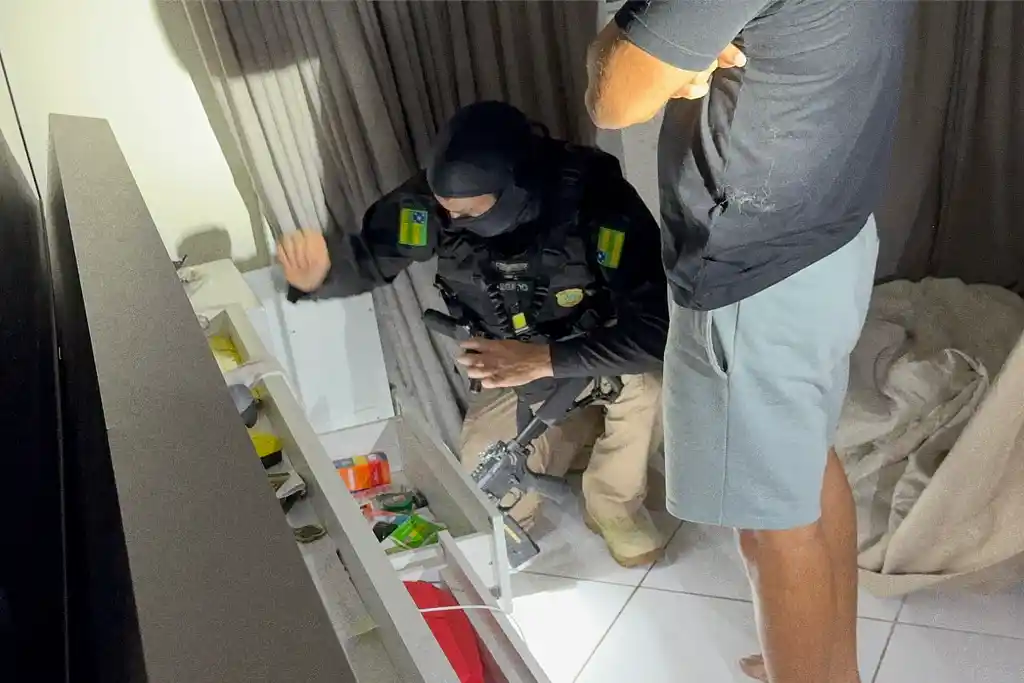 Policial Civil durante operação que mira esquema de apostas ilegais em Sergipe