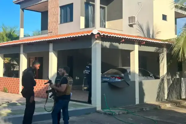 Policiais em operação interestadual onde suspeito de furtos a bancos de Sergipe foi preso no Ceará