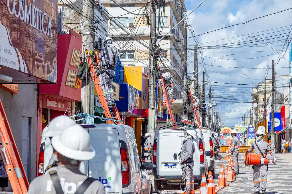 Funcionários da Energisa trabalham na remoção de fiação irregular nos postes do Centro de Aracaju