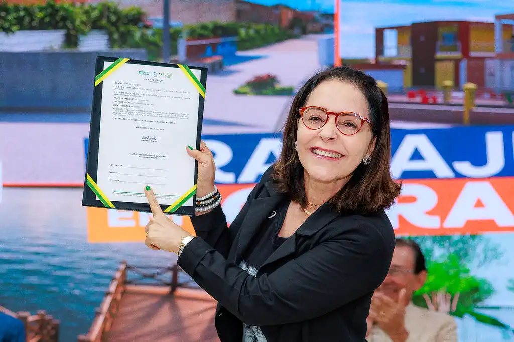 Aprovação de Emília Corrêa chega a quase 70% em Aracaju 1 Prefeita de Aracaju Emília Corrêa segurando documento com ordens de serviço que somam mais de R$ 4 milhões em investimentos para obras de infraestrutura da capital
