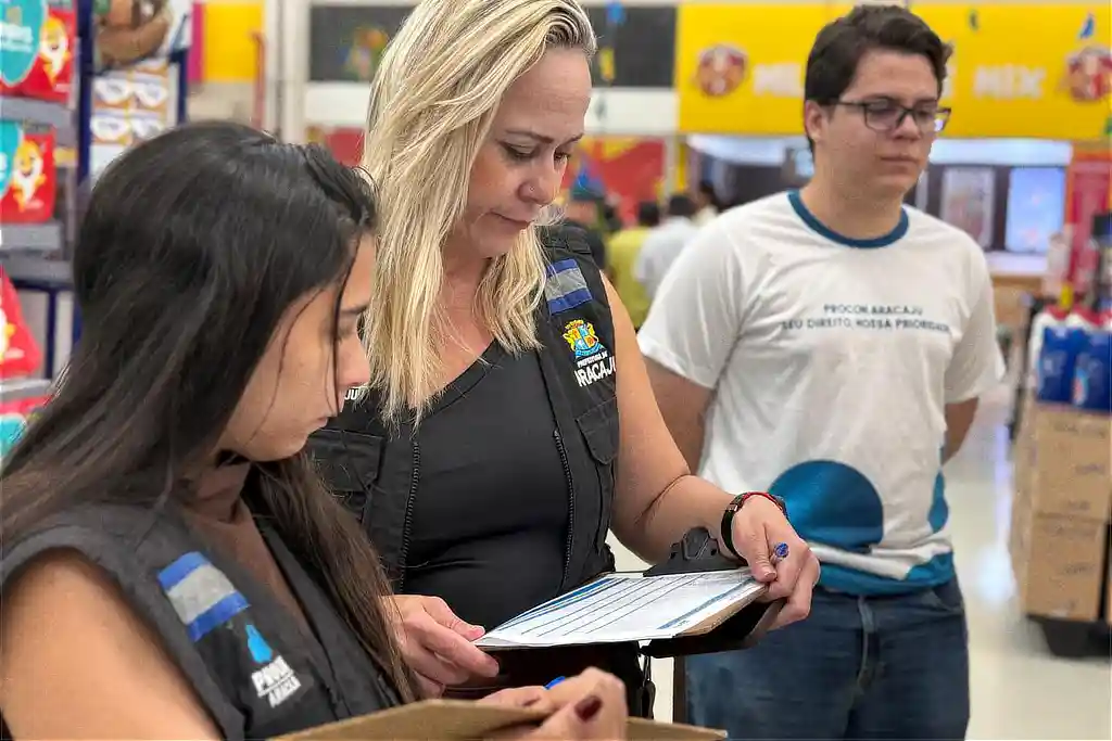 Procon Aracaju divulga nova pesquisa de preços da cesta básica 1 Agentes do Procon durante levantamento de preços em estabelecimento de Aracaju