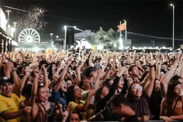 Grande público na Orla da Atalaia, em Aracaju, assistem ao jogo do Brasil no Arraiá do Povo