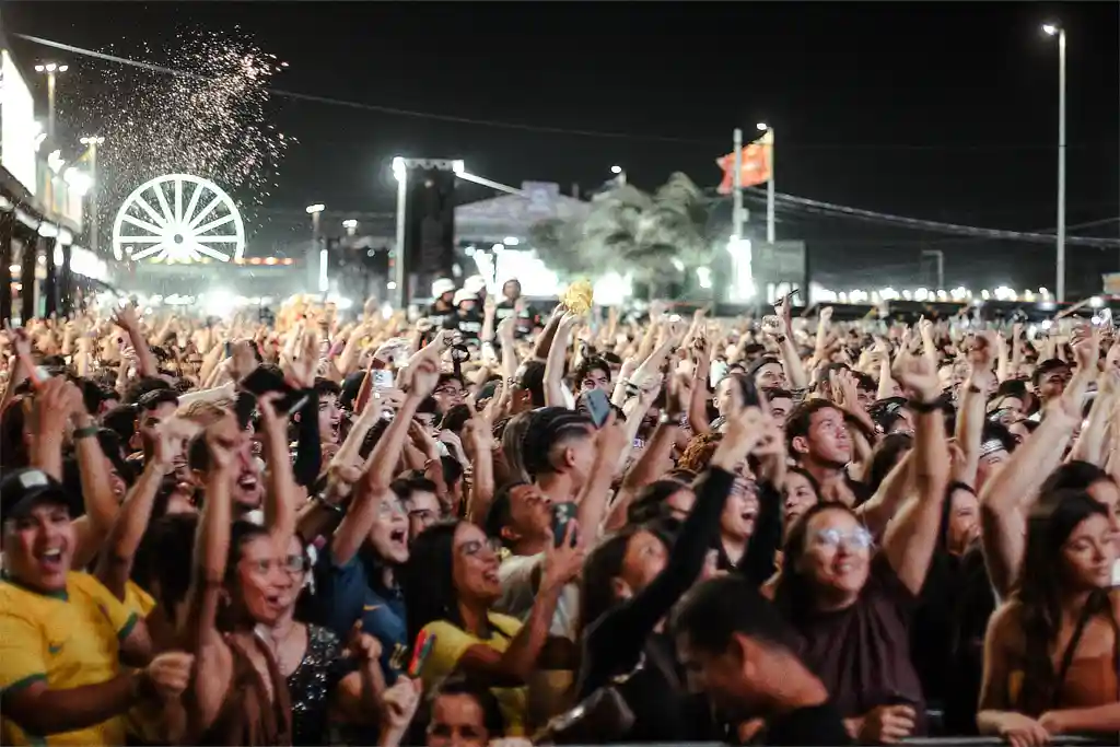 Jogo do Brasil e shows marcam o domingo no Arraiá do Povo 1 Grande público na Orla da Atalaia, em Aracaju, assistem ao jogo do Brasil no Arraiá do Povo