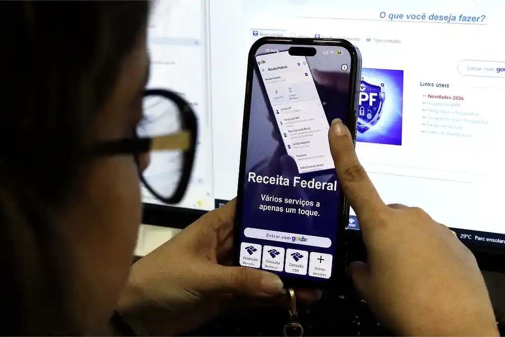 Receita paga hoje lote especial de restituição do IR 1 Usuário consultando aplicativo da Receita Federal